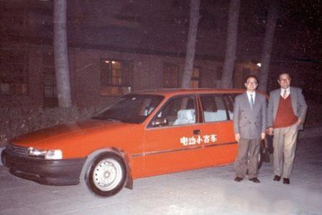 Mr Wang (left) and Beijing Second Auto Works engineer Yuan Jia Zhen with a BJ6490D