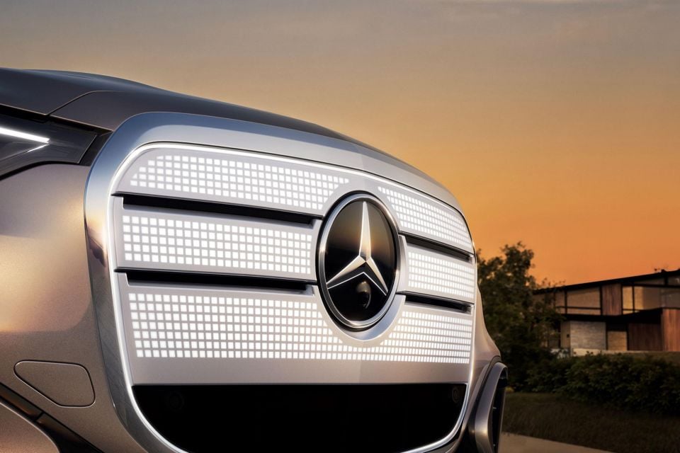 Neu definierter ikonischer Grill des GLC mit EQ Technologie mit Chromrahmen, Gitterstruktur in Rauchglasoptik und integrierter Konturbeleuchtung. 

Reimagined iconic grille of the GLC with EQ Technology features a chromed frame, a smoked-glass-look lattice structure, and integrated contour lighting.