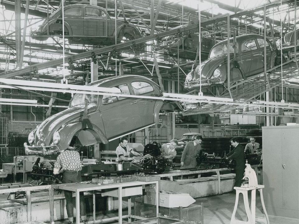 Volkswagen Beetle assembly, Clayton, undated. Credit: Monash Public Library Service (2025)