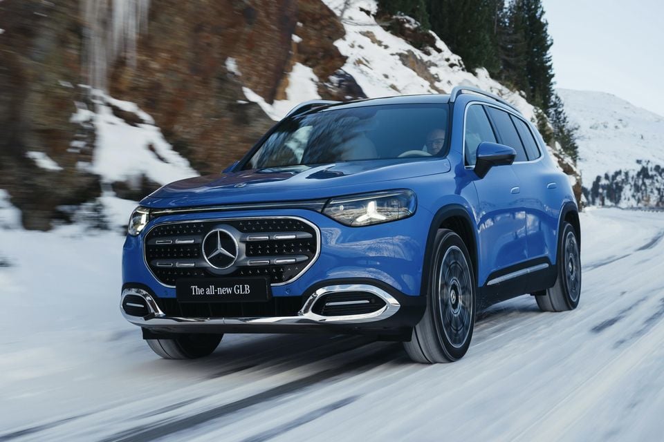 Weltpremiere des neuen Mercedes-Benz GLB in Hochgurgl, 2025.
Exterieur Farbe: Klarblau Metallic
Interieur Polster: Ledernachbildung ARTICO Beige
Mercedes-Benz GLB 250+ mit EQ Technologie | Energieverbrauch kombiniert: 18,3-15,8 kWh/100 km | CO₂-Emi