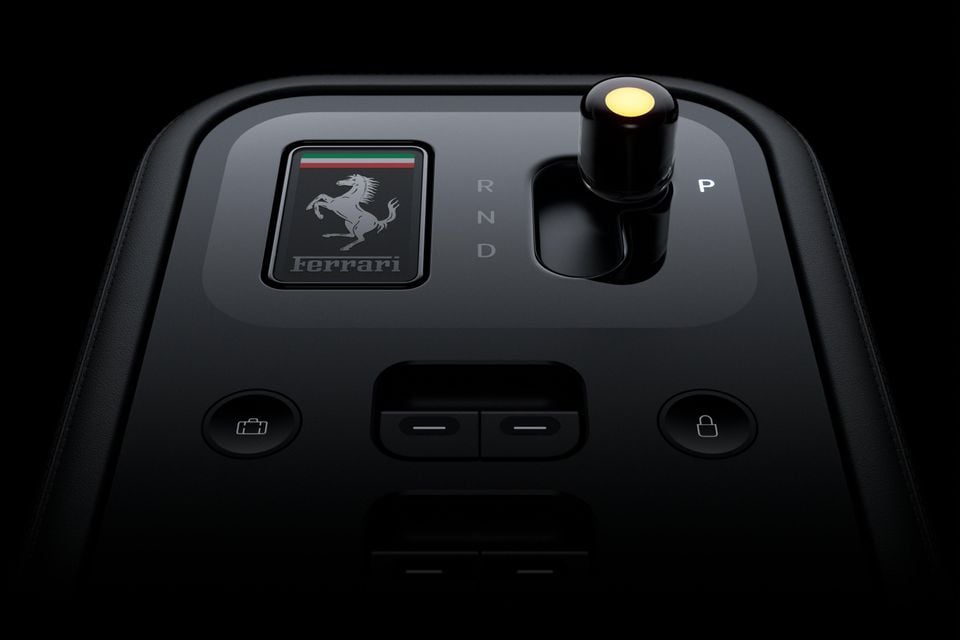 FERRARI-LUCE_SHIFTER_HERO_sRGB_6K_72DPI_5X4