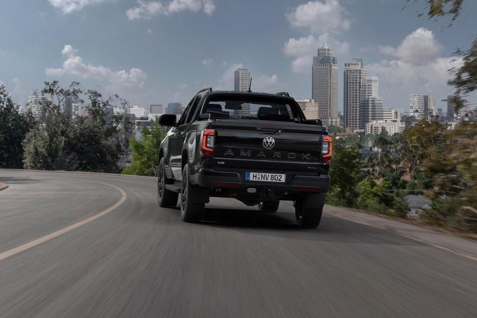 2026-volkswagen-amarok-dark-label-3