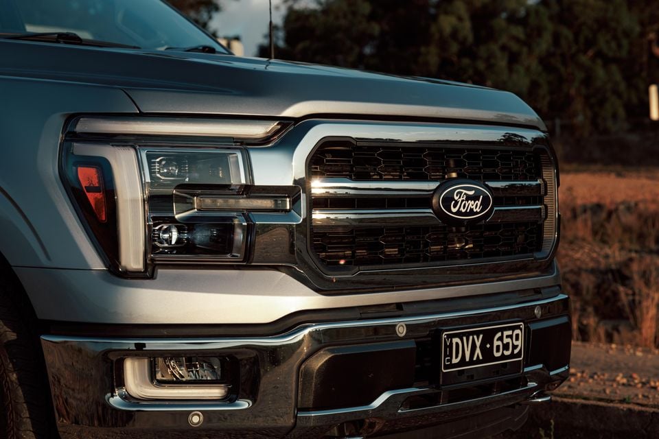 Ford F-150_LariatSWB_Detail_Grille-5
