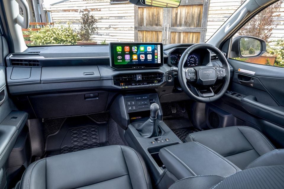 2026_Toyota_Hilux_SR5-dualcab_manual