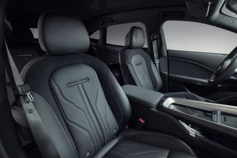 2026_Zeekr_7GT_frontseats