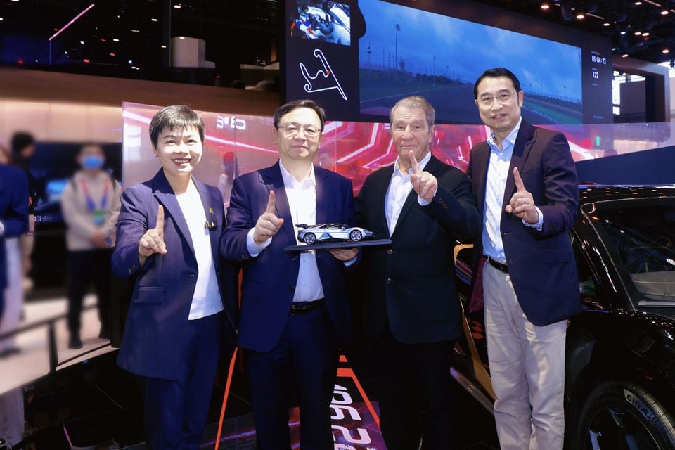 Left-to-R-Amy-Hu-General-Manager-Yangwang-Wang-Chuanfu-Chairman-and-President-BYD-Nick-Politis-AM-Liu-Xueliang-Vice-Present-BYD-Group