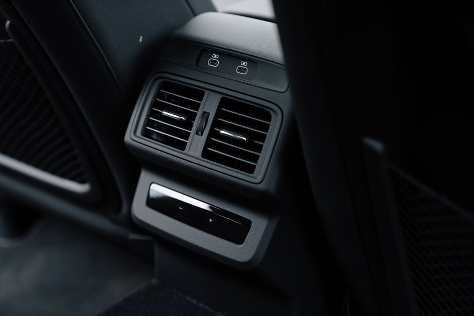 Rear air vents, USB-C charging ports and climate control panel on the centre console of a 2026 Audi Q5 e hybrid