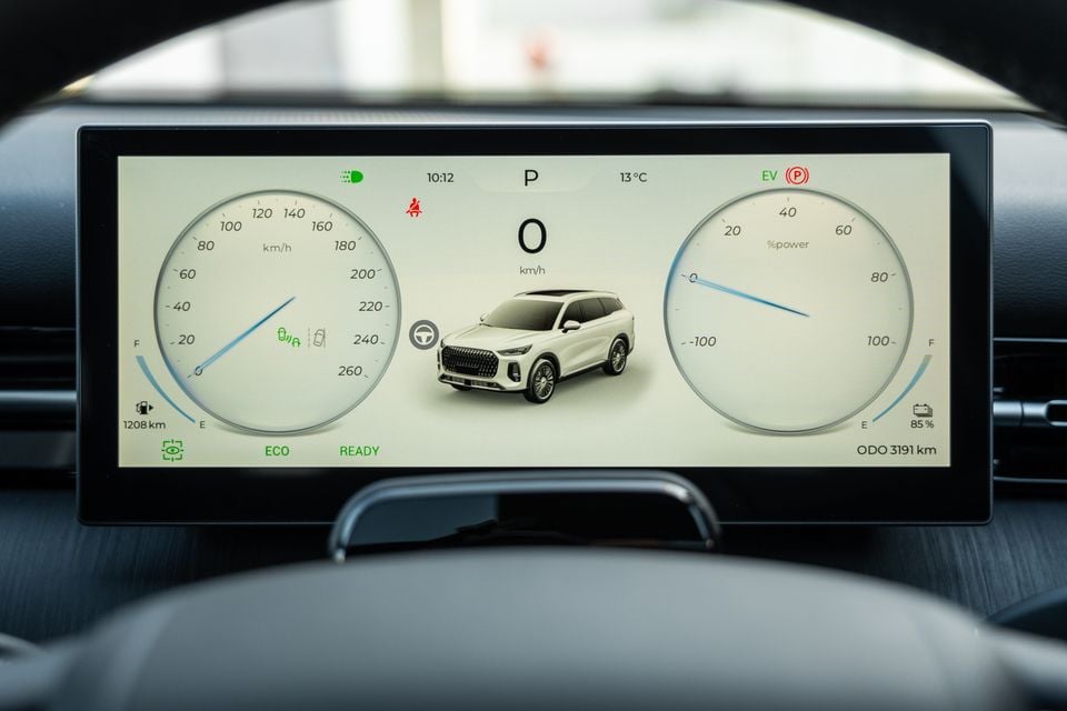 Digital instrument cluster display of a Chery Tiggo 9 Super Hybrid SUV, showing speedometer, power gauge, EV mode indicator and a 3D render of the white SUV in the centre