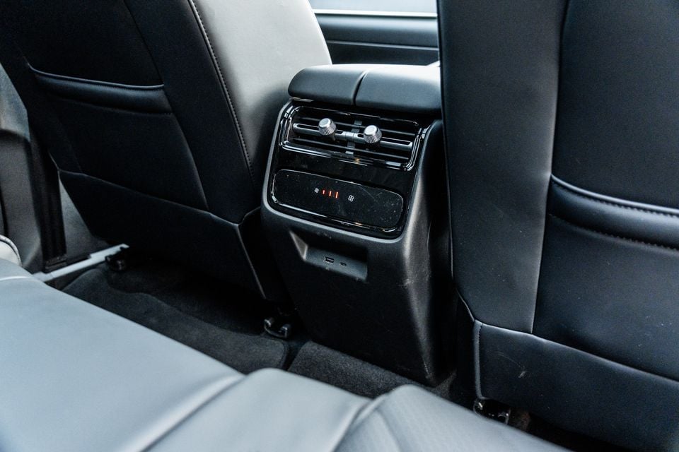 Rear centre console of the 2026 Chery Tiggo 9 Super Hybrid showing air vents with chrome knobs, climate controls, and USB ports between the back seats