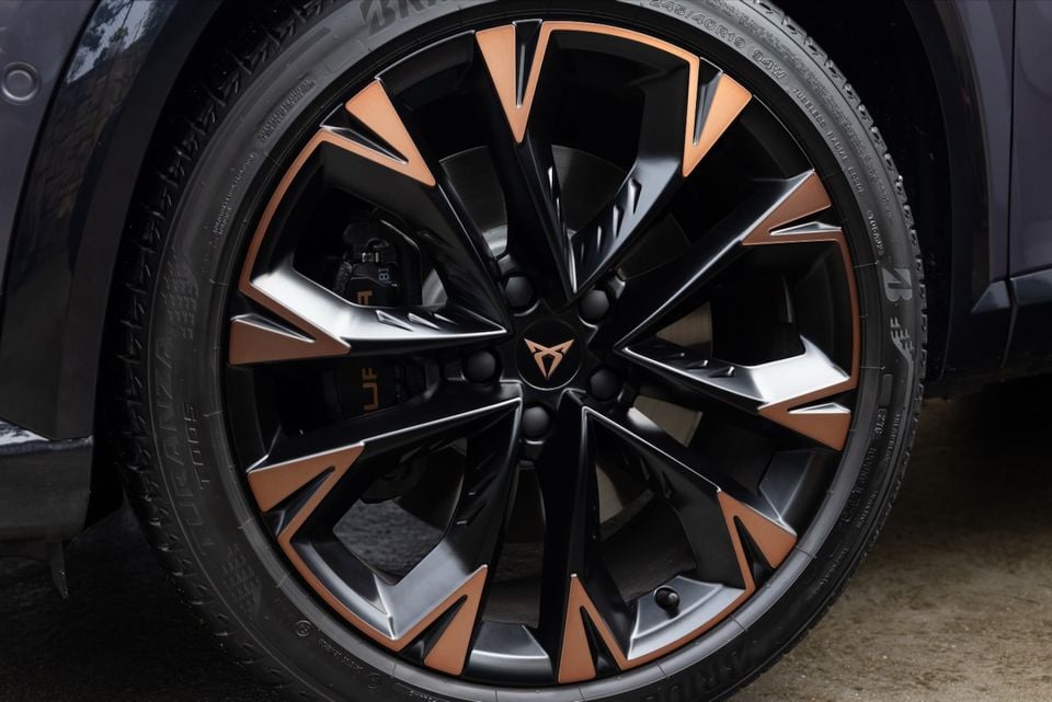 Close-up of a Cupra Formentor VZe PHEV alloy wheel with black and copper two-tone finish, featuring the Cupra logo at the centre hub