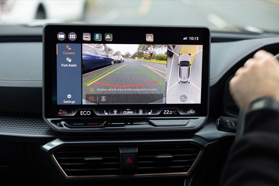 2026 CUPRA Formentor VZe PHEV infotainment & camera system
