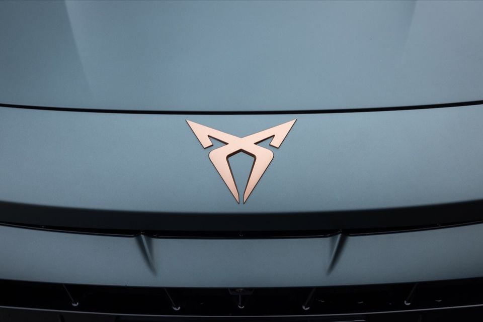 Close-up of the copper CUPRA badge on the bonnet of a blue 2026 CUPRA Formentor VZX