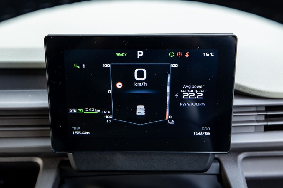 Digital instrument cluster display in the Farizon V7E showing speed, battery range of 242km, average power consumption of 22.2 kWh/100km, and odometer reading of 1587km