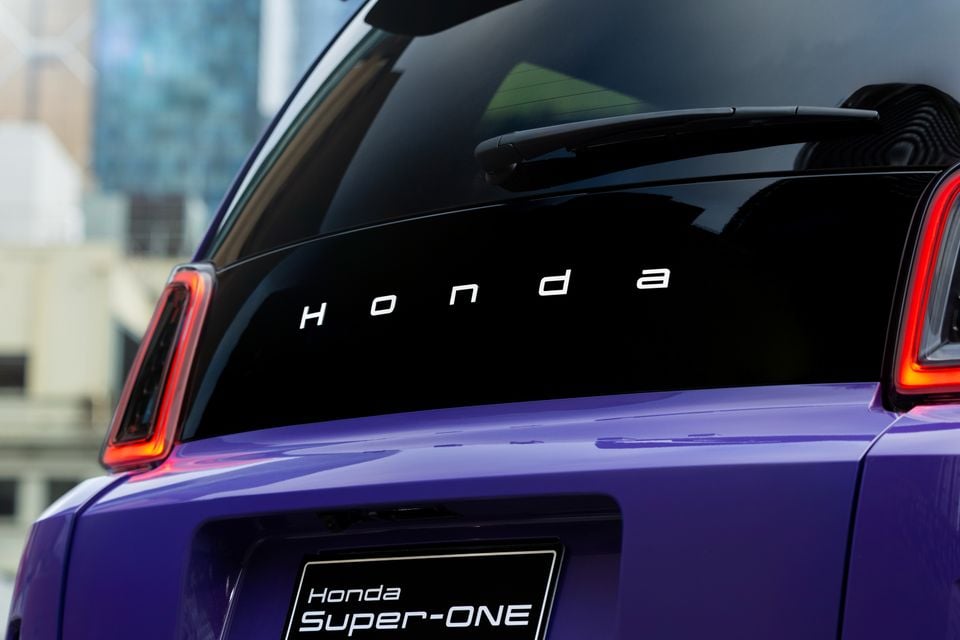 Close-up of the rear window and tail light of a purple 2026 Honda Super-ONE, showing the Honda badge and wiper.