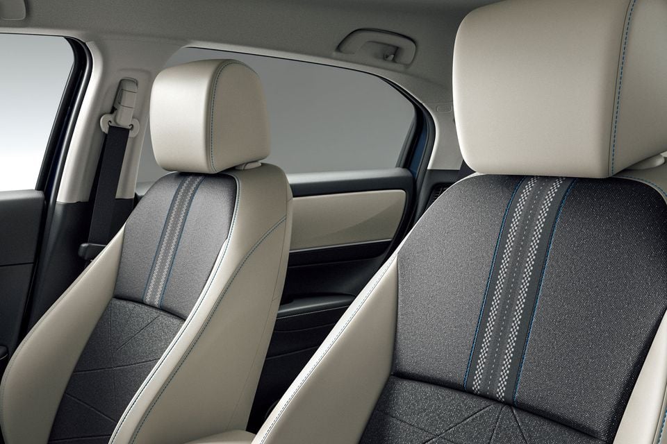 Front seats of the 2026 Honda Vezel (HR-V) trimmed in grey fabric with cream leather bolsters and blue contrast stitching