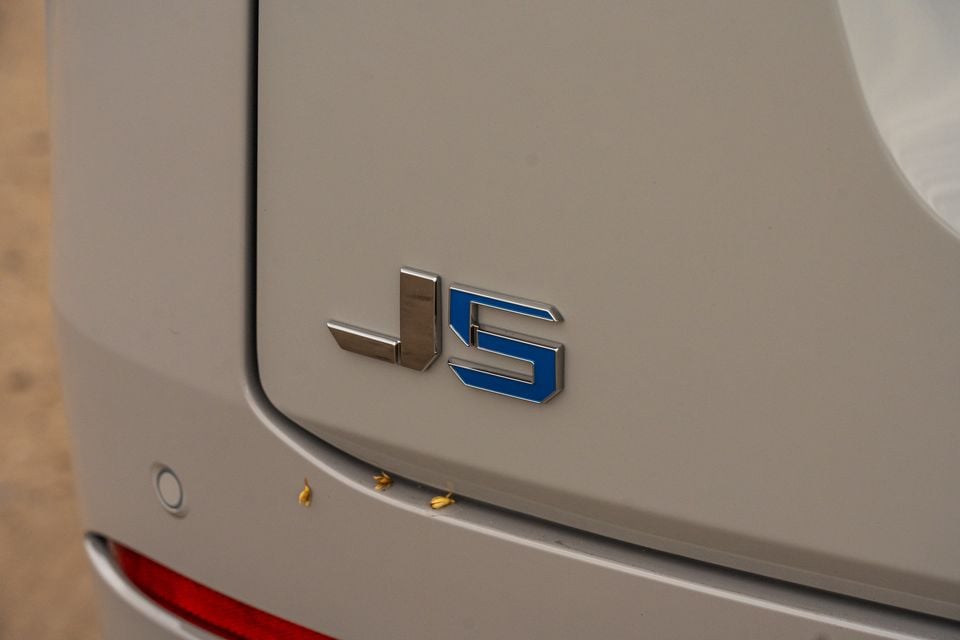 Close-up of the J5 badge on the rear of a Jaecoo J5 EV in silver