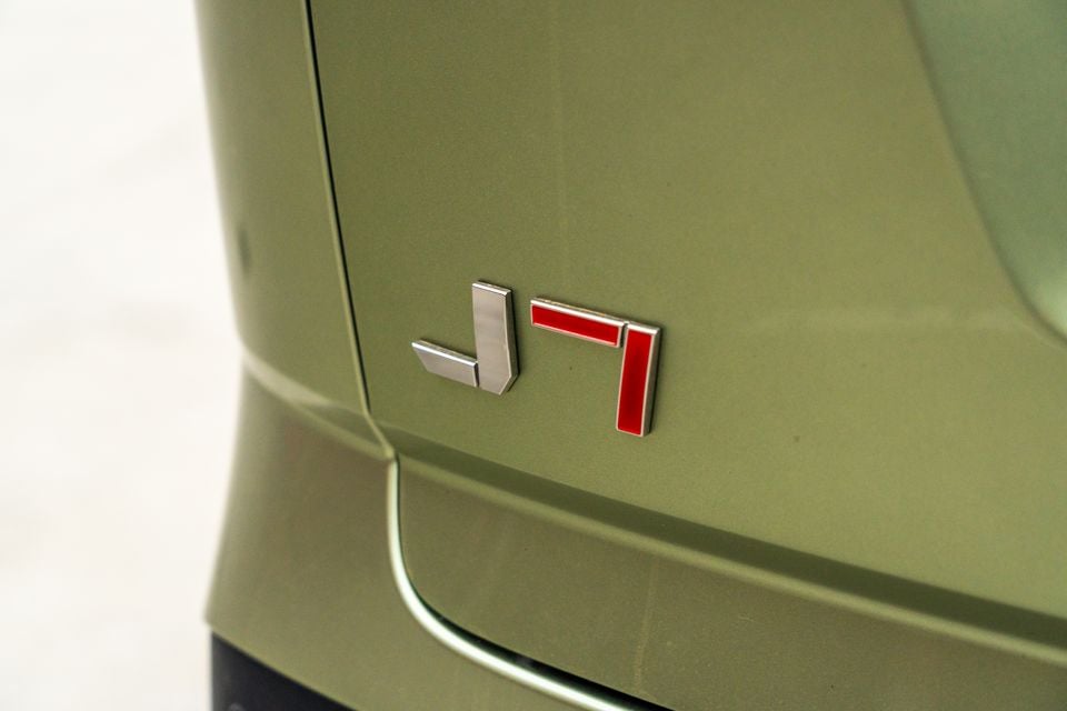 Close-up of the J7 badge on a green Jaecoo J7