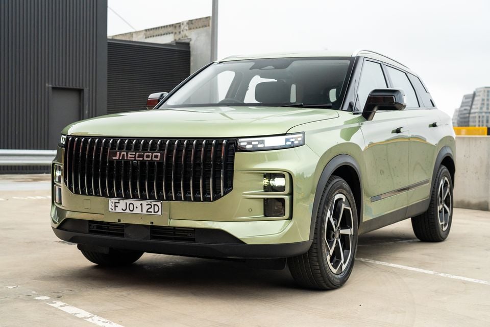 A green 2026 Jaecoo J7 SUV seen from the front-side angle in a car park