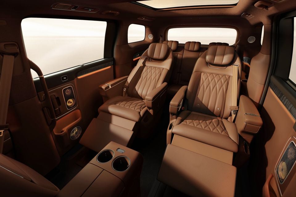 Cabine Overseas Luxeed LLounge com dois assentos reclináveis ​​na segunda fila, conforme fornecido no comunicado de imprensa internacional da Chery.
