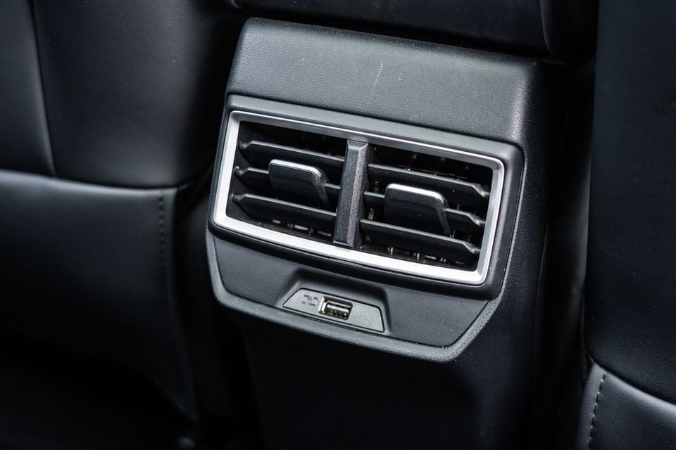 Rear air conditioning vents and USB port on the centre console of a 2026 MG ZS Essence Hybrid