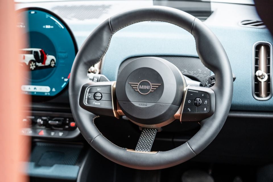 MINI Countryman SE Favoured steering wheel with controls and digital instrument cluster visible in the background