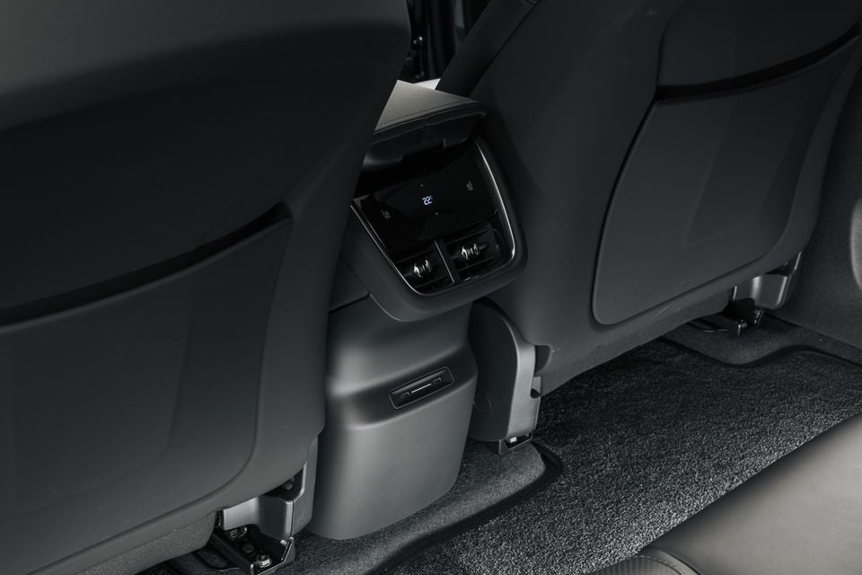 Rear climate control panel and USB ports on the back of the centre console in the 2026 Polestar 3, showing a 22-degree temperature display