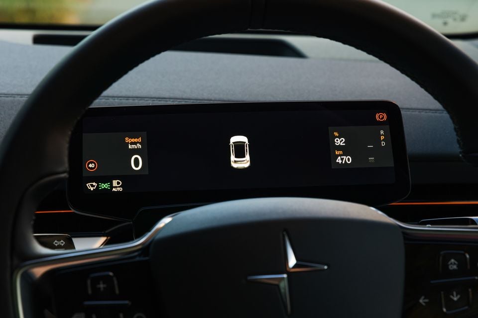 Polestar 3 digital instrument cluster showing 0 km/h speed, 92% battery charge, and 470 km range, with the Polestar logo on the steering wheel visible in the foreground.