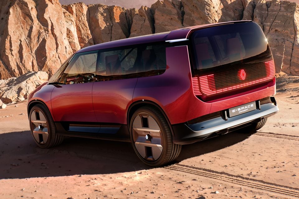 A red and purple Renault E-Space Concept people mover seen from the rear, parked on red desert sand beneath rocky cliffs