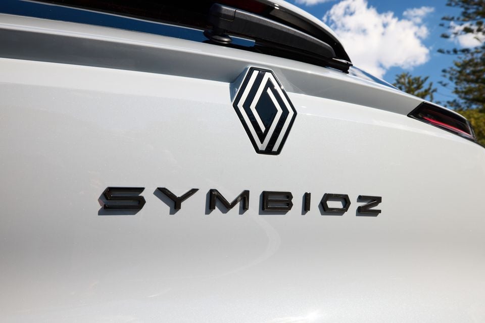 Close-up of the Renault Symbioz name badge and Renault diamond logo on the rear of a white SUV