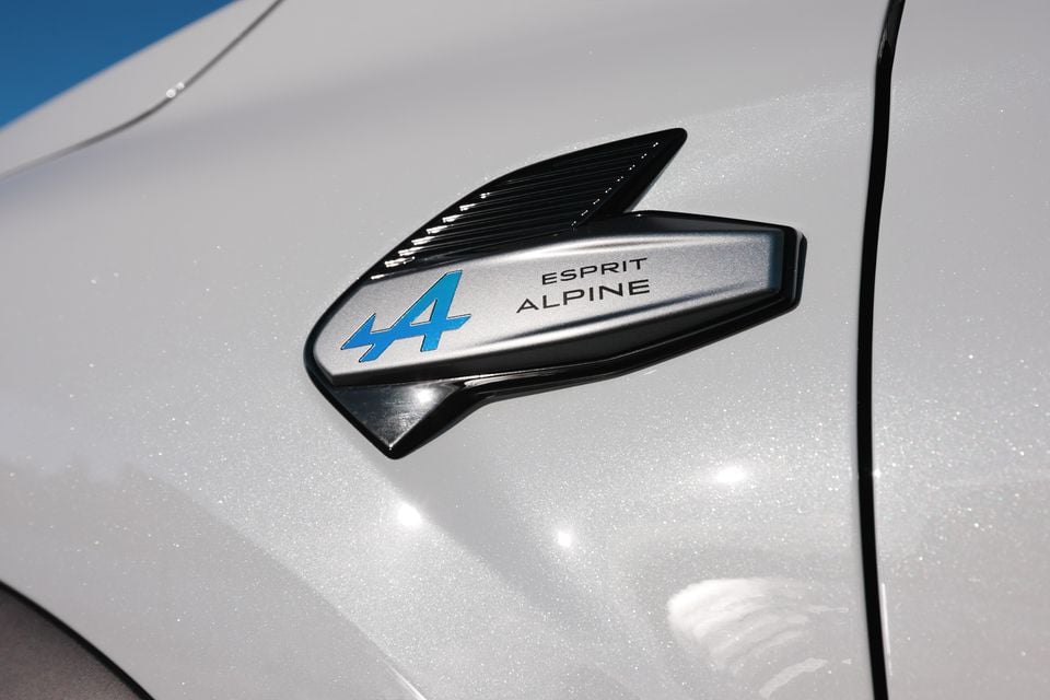 Close-up of the Esprit Alpine badge on the side of a 2026 Renault Symbioz Esprit Alpine in white