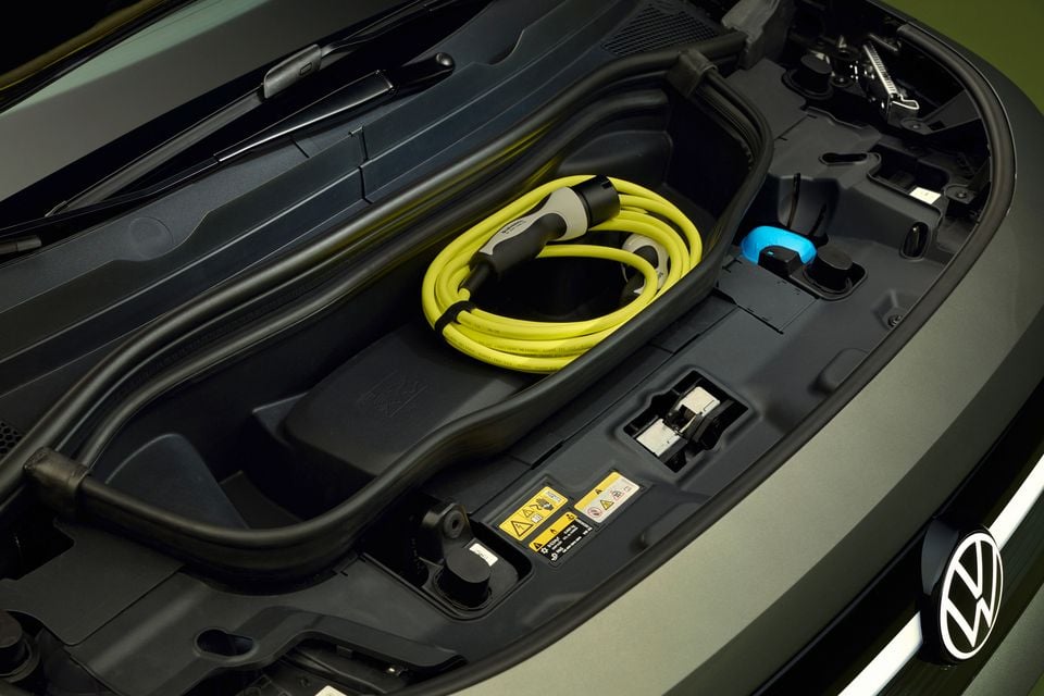 O porta-malas de um Volkswagen ID. Cruze com um cabo de carregamento EV amarelo armazenado dentro