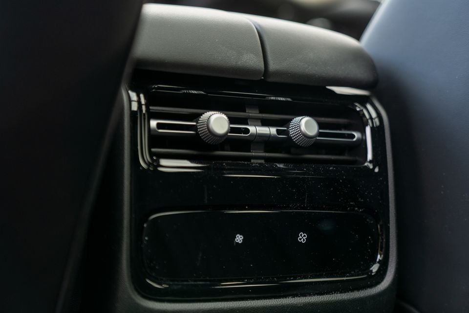 Rear air conditioning vents and climate control buttons on the centre console of a Chery Tiggo 9
