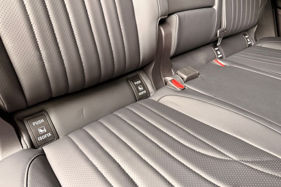 Close-up of the rear seats in a 2026 Chery Tiggo9 showing the ISOFIX child seat anchor points and seatbelt buckle