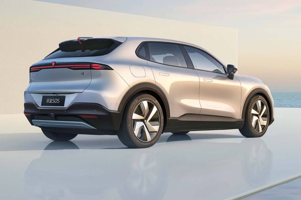 A silver Deepal S05 SUV seen from the rear three-quarter angle in a studio setting