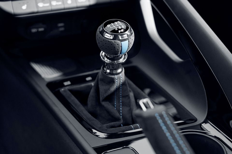 Six-speed manual gear shifter with Alcantara knob and blue stitching in the 2026 Hyundai i30 Sedan N Monochrome centre console