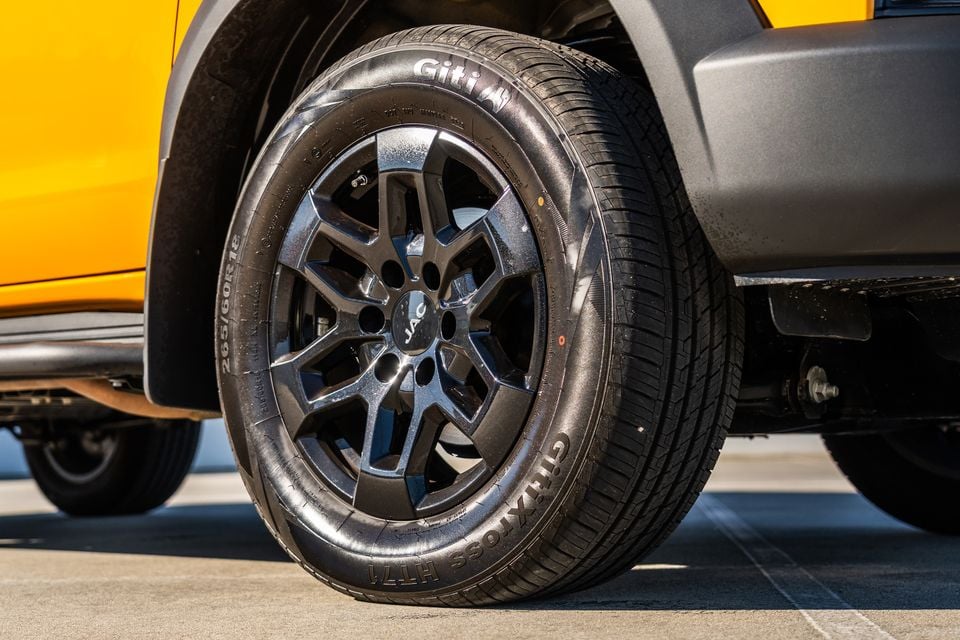 Close-up of a dark alloy wheel with a Giti CitiXross HT71 265/60R18 tyre on a yellow JAC Hunter PHEV