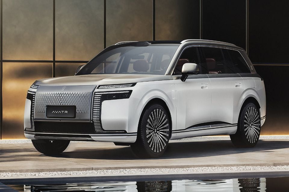 An Avatr T09 large SUV shown from the front three-quarter angle, finished in white with a two-tone black roof and distinctive patterned grille