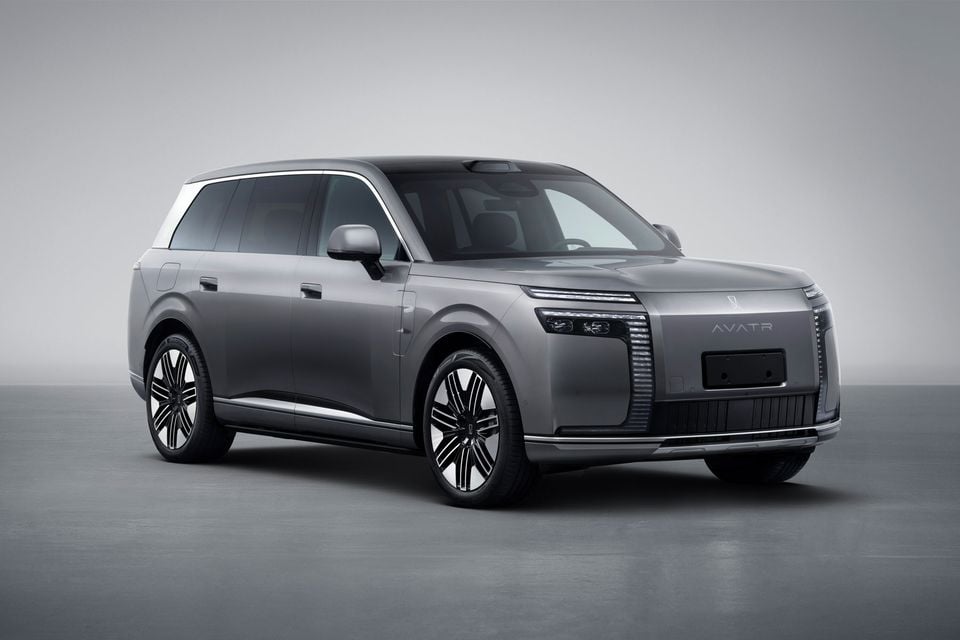 A grey Avatr T09 large SUV photographed from the front three-quarter angle in a studio setting