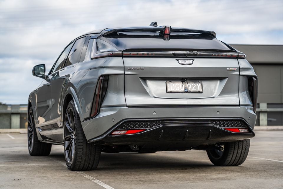 Vista traseira de três quartos de um Cadillac Lyriq-V SUV cinza 2027 estacionado em um estacionamento