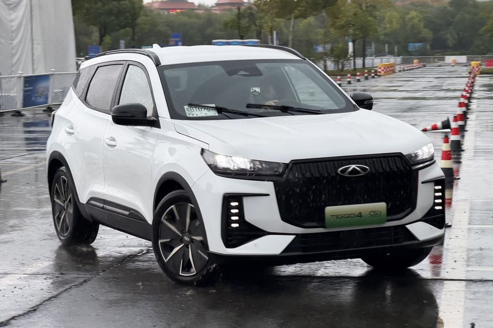 Chery Tiggo 4 overseas turbo-hybrid test car: front three quarter close.