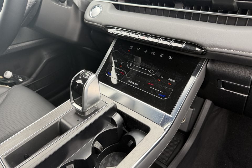 Chery Tiggo 4 overseas turbo-hybrid test car: centre console controls.