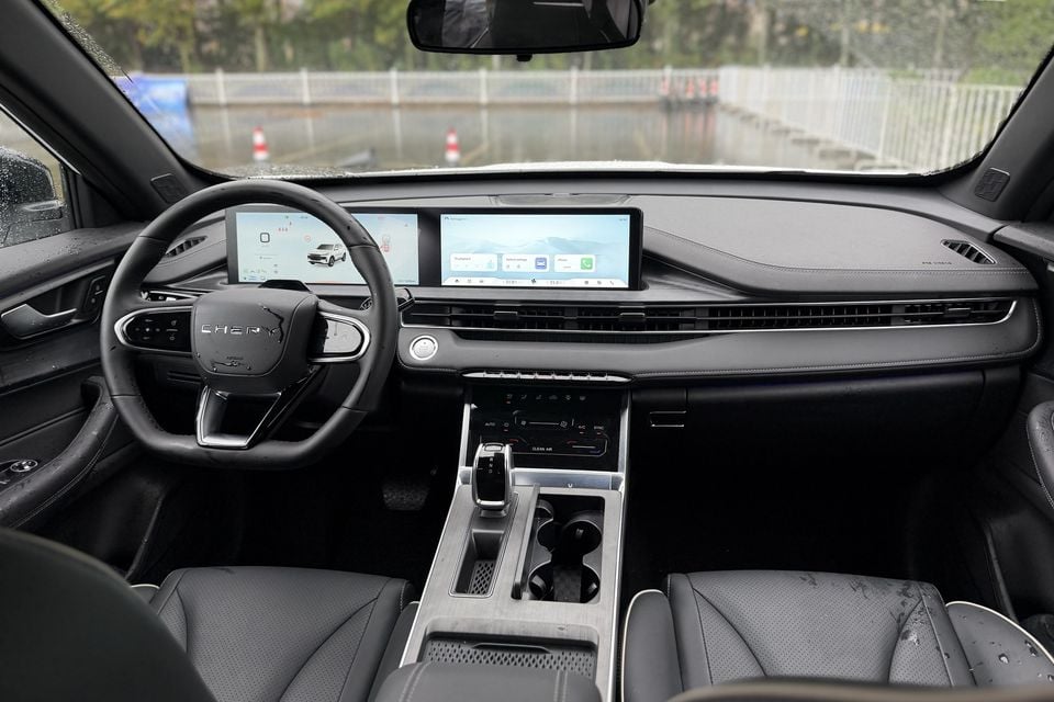 Chery Tiggo 4 overseas turbo-hybrid test car: dashboard cabin.