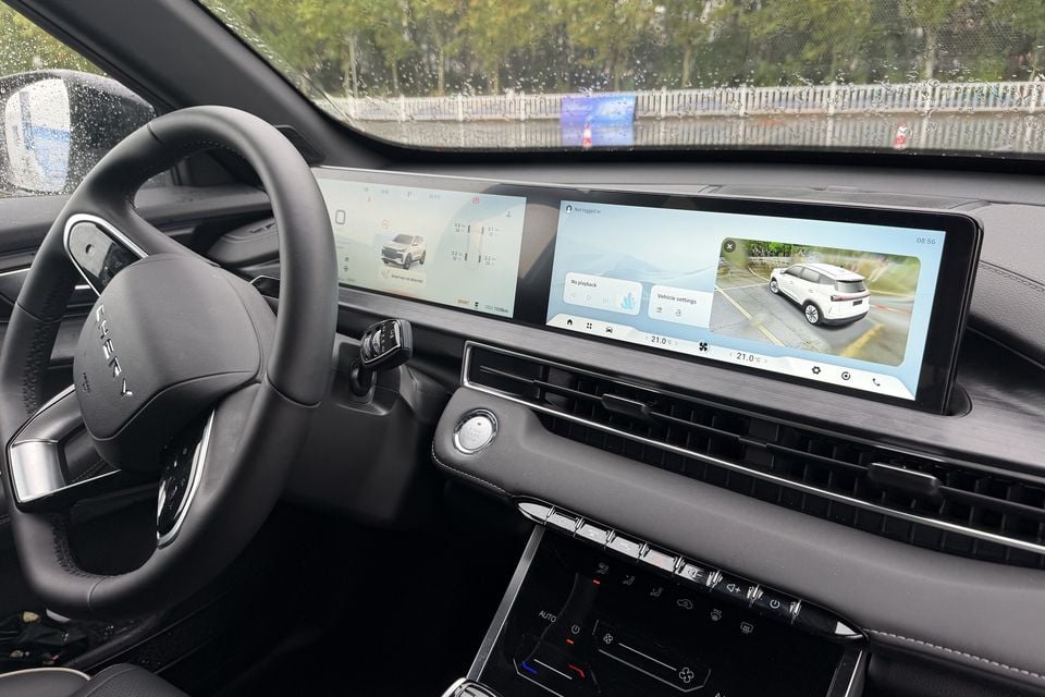 Chery Tiggo 4 overseas turbo-hybrid test car: dashboard displays.
