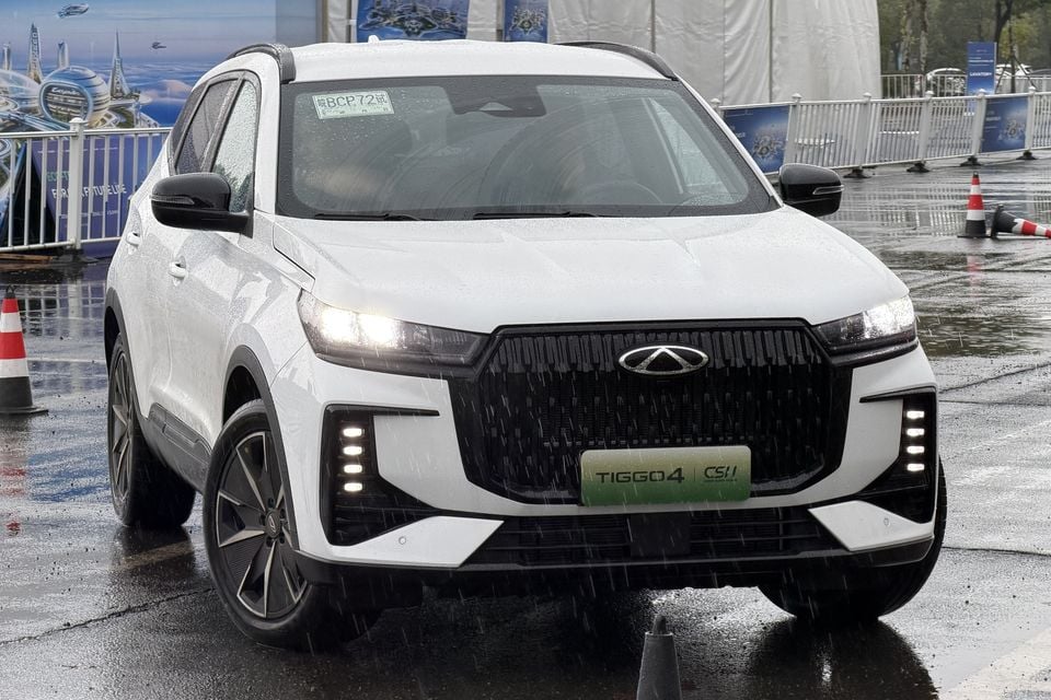 Chery Tiggo 4 overseas turbo-hybrid test car: front three quarter course.