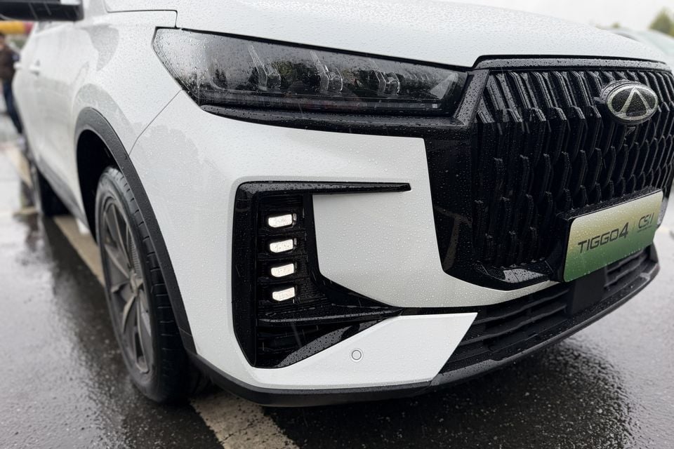 Chery Tiggo 4 overseas turbo-hybrid test car: headlight grille close up.