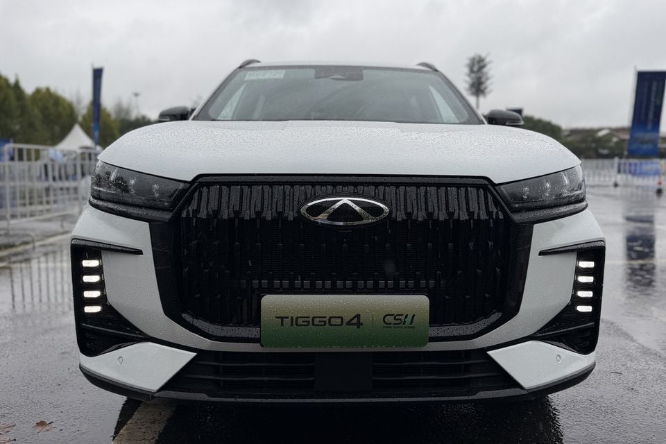Chery Tiggo 4 overseas turbo-hybrid test car: parked front view.