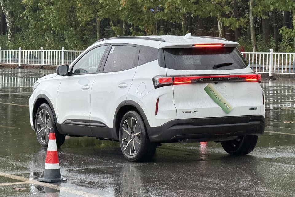 Chery Tiggo 4 overseas turbo-hybrid test car: rear three quarter turn.