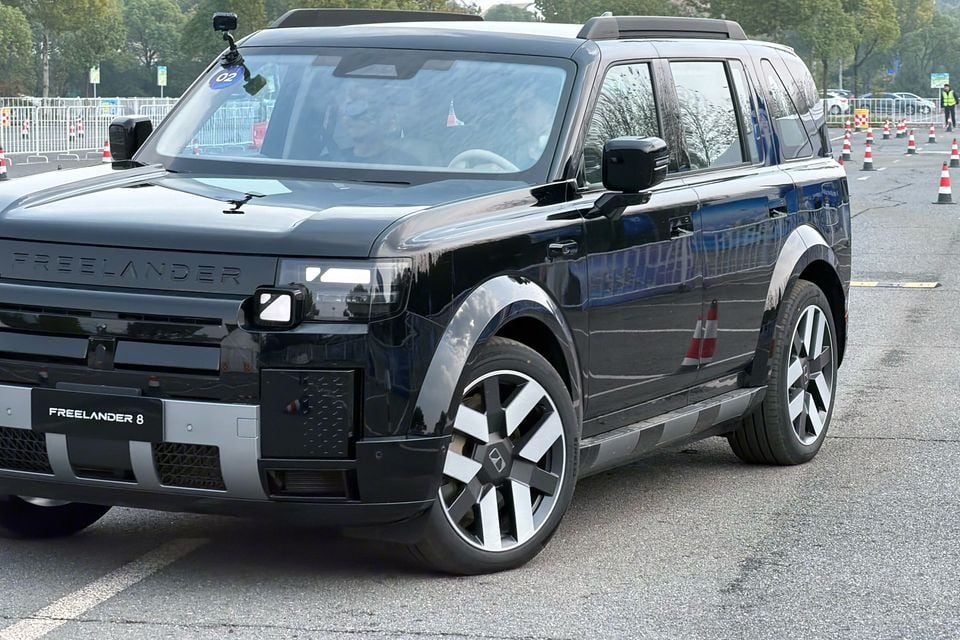 Close view of the black Freelander 8's front wheel and front quarter