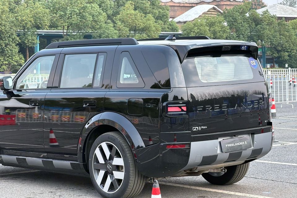 Close view of the black Freelander 8's rear wheel and rear quarter