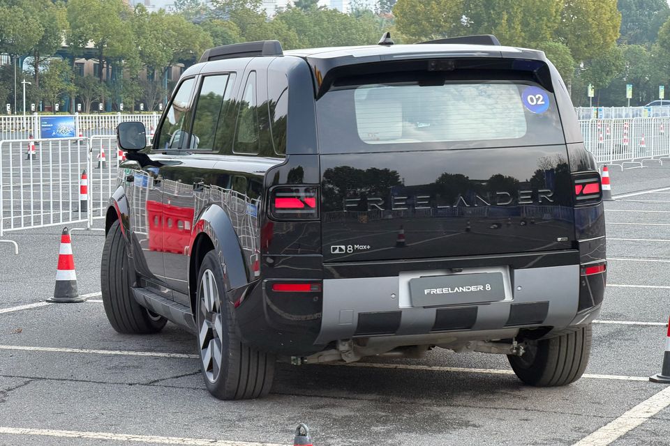 Rear three-quarter view of the black Freelander 8 on the carpark course
